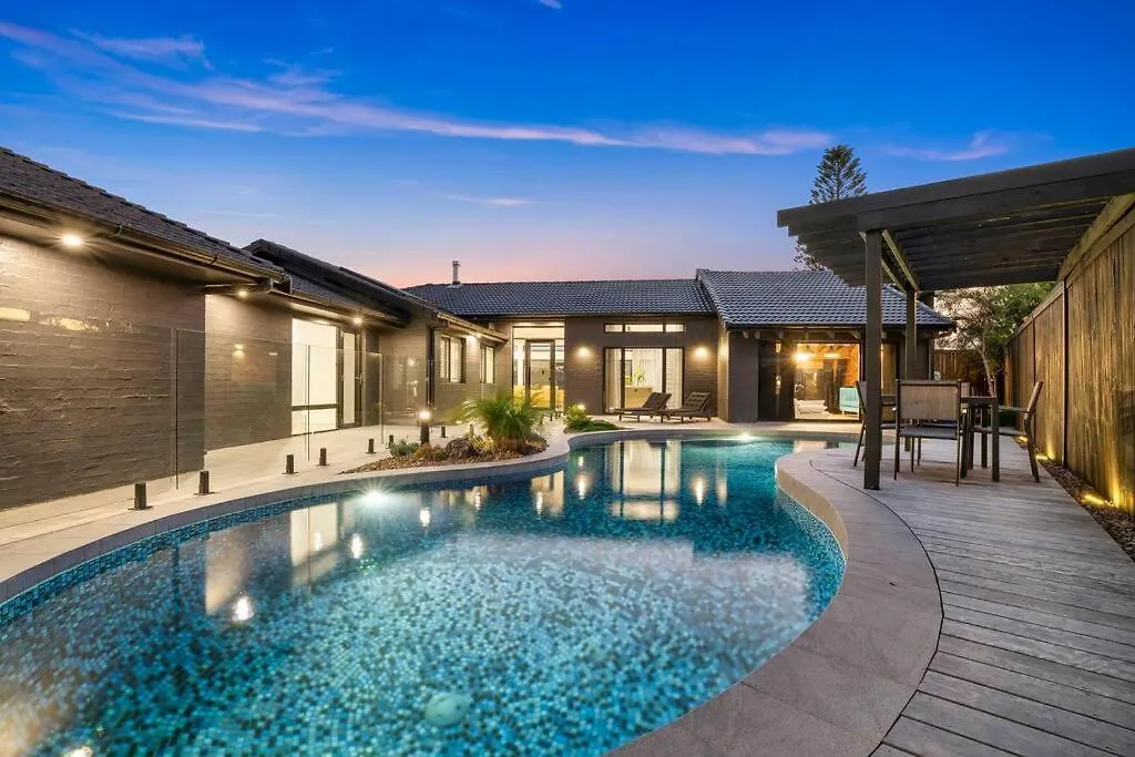 Family Waterfront Escape - Pool, 2 King Rooms غولد كوست