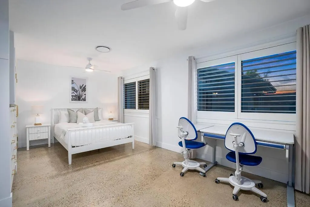 Family Waterfront Escape - Pool, 2 King Rooms غولد كوست