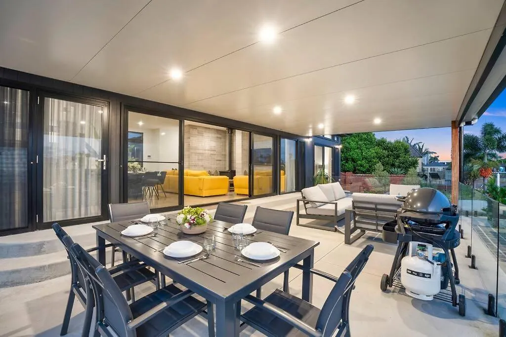 Family Waterfront Escape - Pool, 2 King Rooms غولد كوست