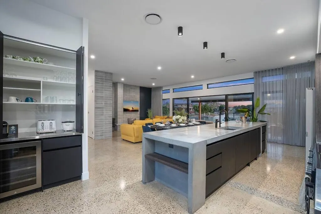Family Waterfront Escape - Pool, 2 King Rooms غولد كوست
